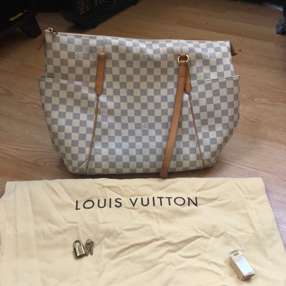 Authentic Louis Vuitton totally mm 1 broken handle